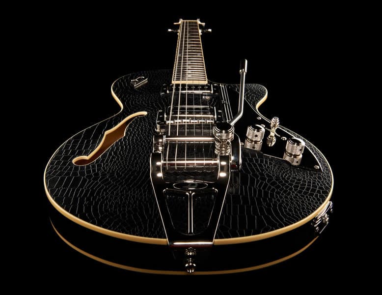 Duesenberg-Starplayer-TV-Outlaw-fond-noir