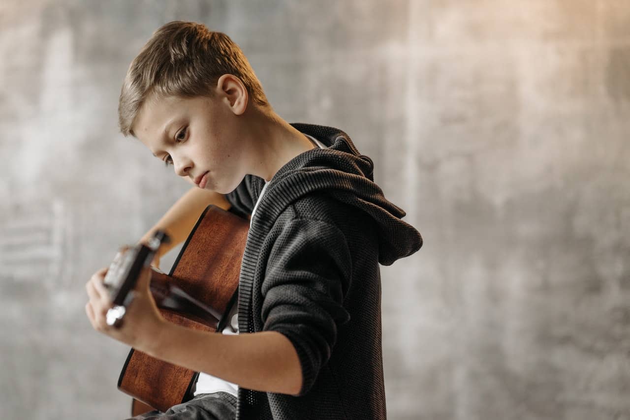 enfant joue guitare